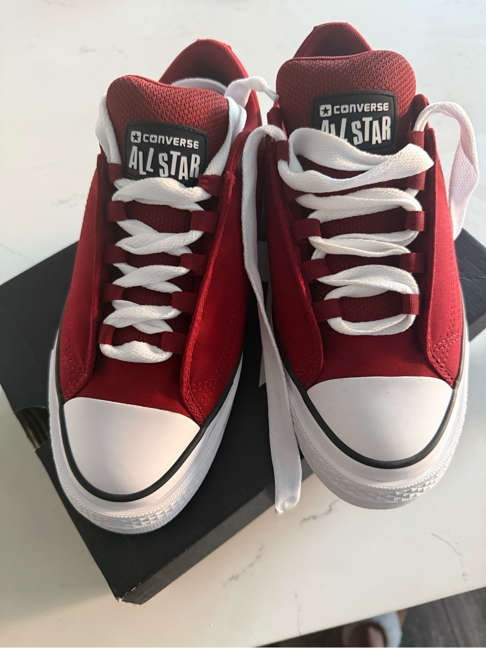 Women’s size 10, men’s size 8.5 classic Converse Low Top Sneakers in Red